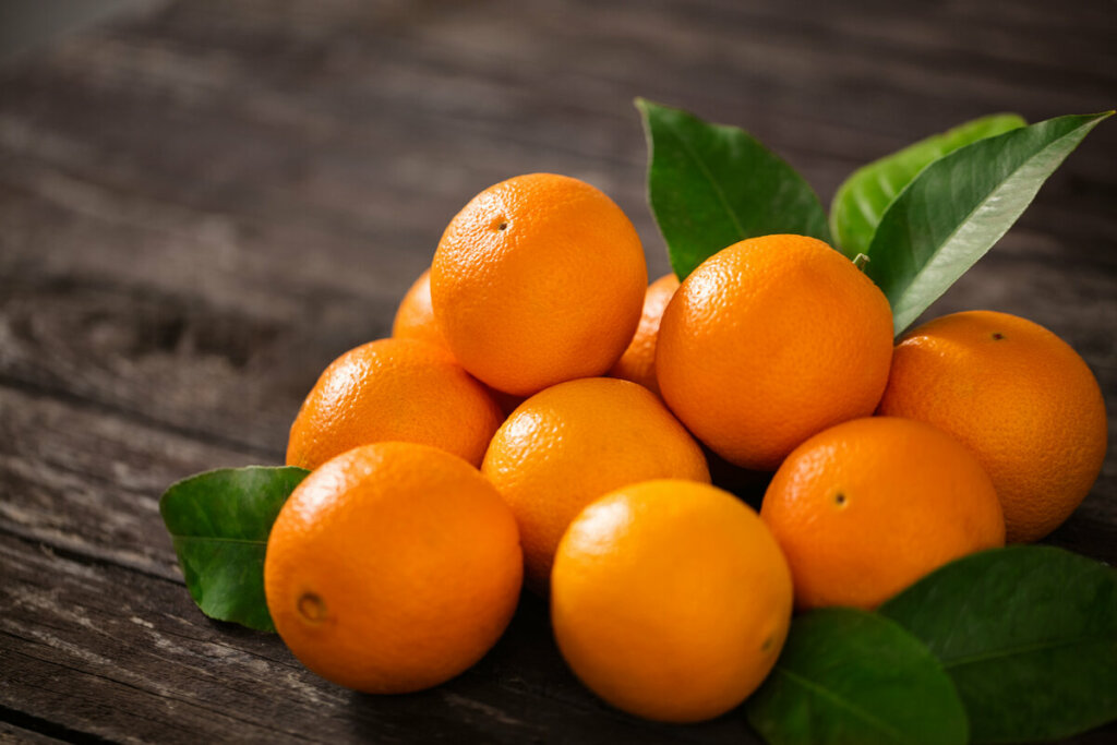 Laranjas em cima de uma mesa de madeira