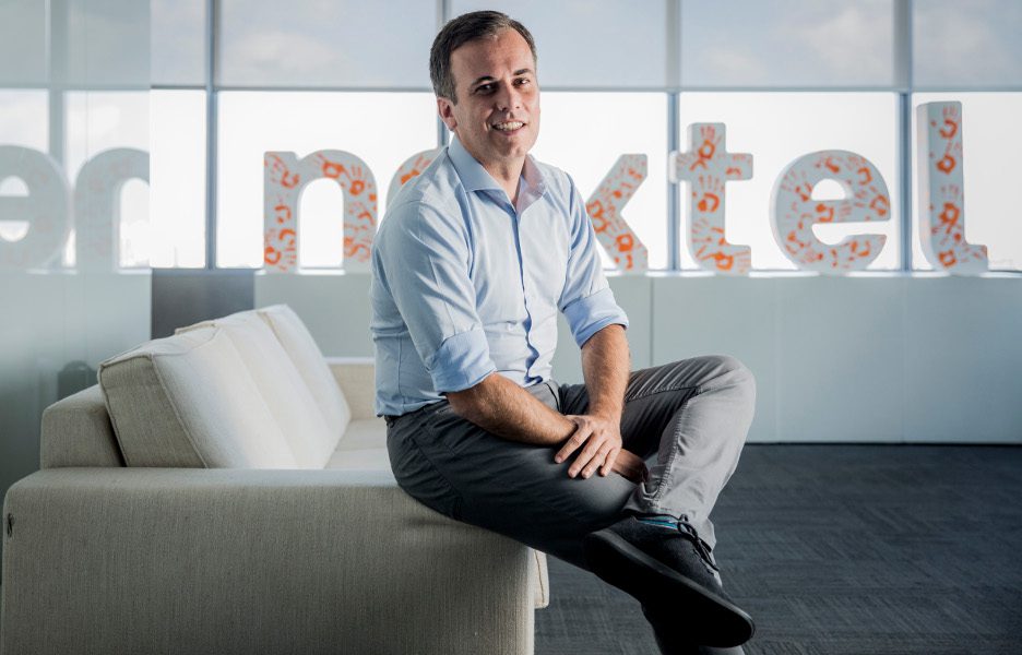Foto do presidente da Nextel, Roberto Rittes, diante do logo da empresa