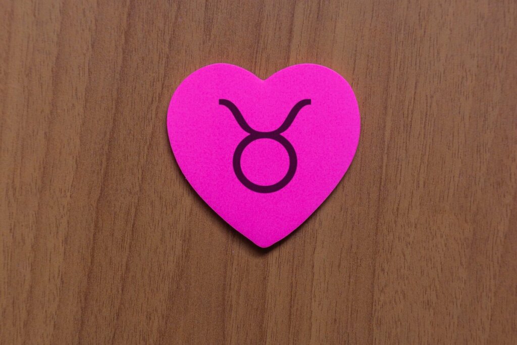 Ilustração do signo de Touro dentro de um coração rosa