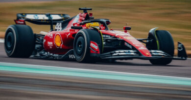 Lewis Hamilton dá primeiras voltas em carro da Ferrari