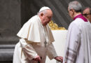 Cabo de bengala quebra e papa Francisco tropeça ao caminhar para a audiência do Jubileu