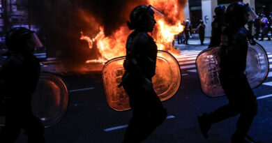 Protesto em Buenos Aires une aposentados e torcidas contra governo Milei