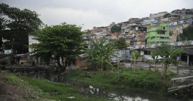 Mulher de traficante atroplea três crianças no Complexo da Maré; vítima de 6 anos tem a perna amputada