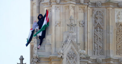 Homem é preso após escalar Big Ben em Londres com bandeira palestina