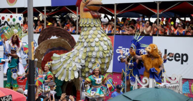 Milhões de foliões celebram o Galo da Madrugada no Recife