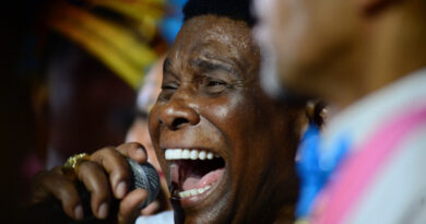 Despedida de Neguinho da Beija Flor emociona e escola desponta como favorita no Rio