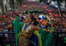 Anitta interrompe cortejo de seu megabloco no Centro do Rio para alertar a polícia sobre brigas