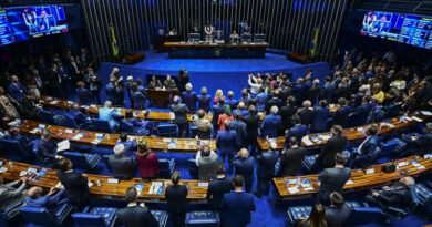 Senado adia votação de projeto que pode beneficiar Jair Bolsonaro