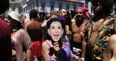 Fantasias de Fernanda Torres e da estatueta do Oscar viram hit de Carnaval