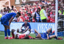 Jogador de futebol entra em coma induzido após se chocar com a trave