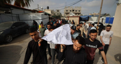 Ataques israelenses matam mais de 100 e forçam fechamento do principal hospital em Gaza