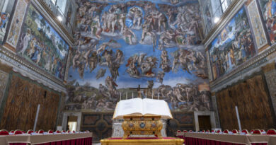 Capela Sistina é preparada para cardeais elegerem novo papa