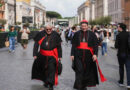 Cardeais que vão participar do conclave já estão em Roma para escolher o novo papa
