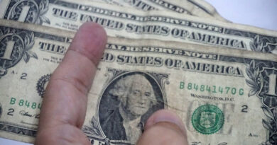 Dólar sobe e fecha a R$ 5,689 com anúncio da Opep e indicação de força da economia dos EUA