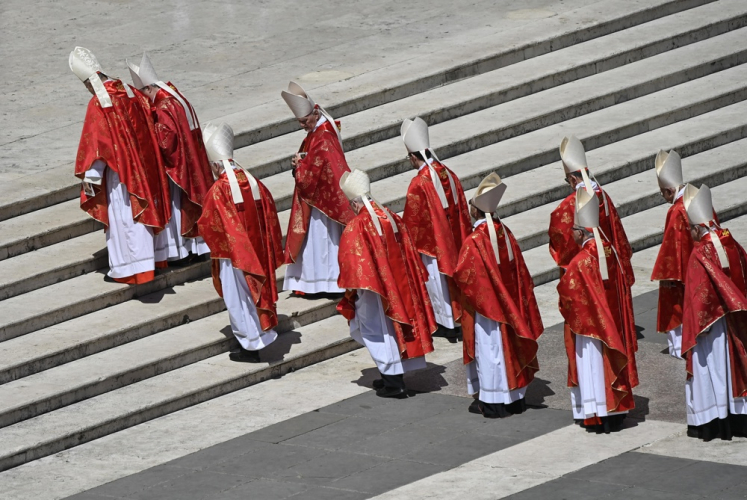 Cardeais durante a missa de funeral do Papa Francisco na Praça de São Pedro, na Cidade do Vaticano