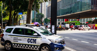 Tarcísio assina convênio para GCMs da capital atuarem na fiscalização de trânsito; guarda vai receber dinheiro de multas aplicadas