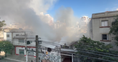 Incêndio atinge galpão no bairro da Liberdade, no Centro de São Paulo