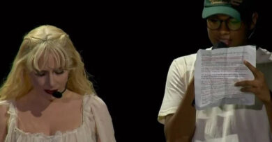 Funcionário do Copacabana Palace é escolhido por Lady Gaga para traduzir carta durante show no RJ