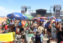 Ambulantes de Copacabana vendem sacos de areia a R$ 25 para fãs de Lady Gaga