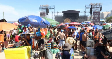 Ambulantes de Copacabana vendem sacos de areia a R$ 25 para fãs de Lady Gaga