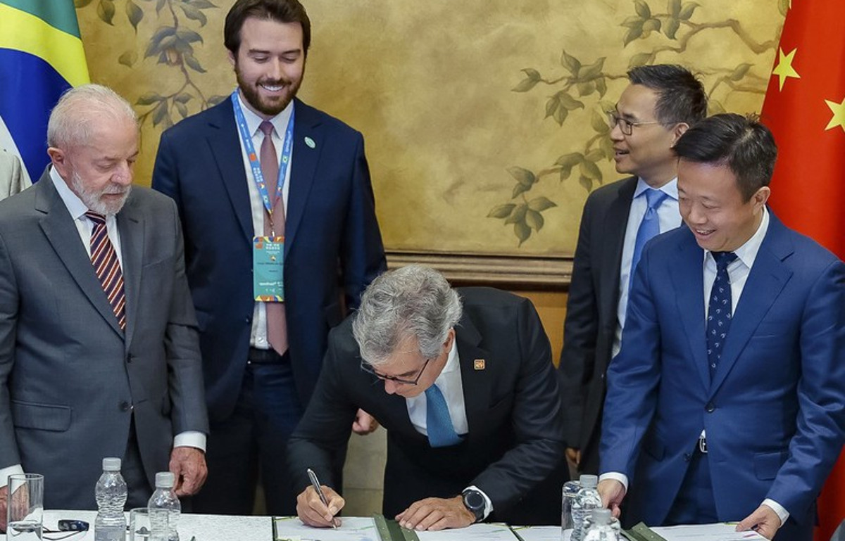 Presidente Lula durante a assinatura de uma série de acordos entre empresas brasileiras e chinesas, em Pequim. - Foto: Ricardo Stuckert/PR