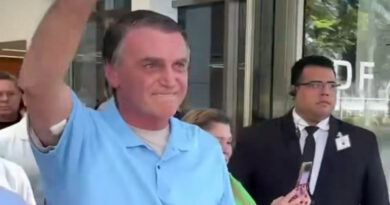 Bolsonaro deixa hospital três semanas após cirurgia abdominal