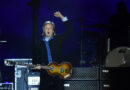 Paul McCartney canta de surpresa em show de Bruce Springsteen em Liverpool