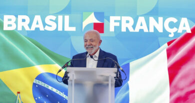 Lula cumpre últimos compromissos na França e retorna ao Brasil nesta segunda