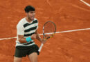 Alcaraz avança à final de Roland Garros após abandono de Musetti