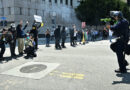 Agentes da Guarda Nacional lançam gás lacrimogêneo e bombas de efeito moral em manifestantes em Los Angeles