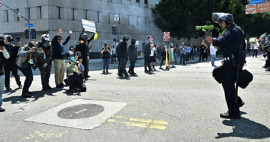 Agentes da Guarda Nacional lançam gás lacrimogêneo e bombas de efeito moral em manifestantes em Los Angeles
