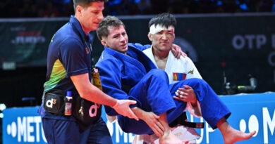 Michel Augusto torce o pé, perde o bronze no Mundial de Judô e sai carregado por adversário