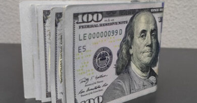Dólar fecha em leve alta na contramão do exterior; Ibovespa cai sob o peso de Petrobras