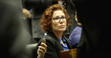 X recorre no STF contra decisão de Moraes que mandou tirar do ar perfis de Carla Zambelli