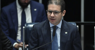 Hugo Motta anuncia que plenário decidirá sobre perda de mandato de Carla Zambelli