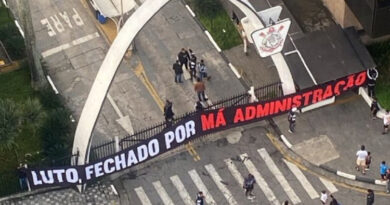 Parque São Jorge é invadido por torcidas organizadas em protesto contra crise no Corinthians