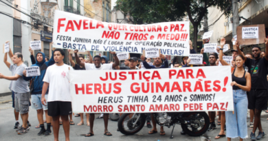 Moradores da comunidade Santo Amaro protestam após morte de rapaz baleado em festa junina