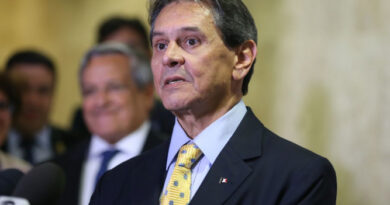 Roberto Jefferson alega que tornozeleira está ‘apertando o pé’ e Moraes permite troca