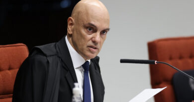 Moraes diz que Eduardo Bolsonaro interfere em processo de ação da suposta trama golpista