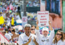 Lula exibe cartaz que pede ‘taxação dos super ricos’ em manifestação em Salvador