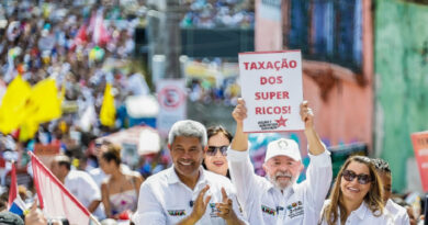 Lula exibe cartaz que pede ‘taxação dos super ricos’ em manifestação em Salvador