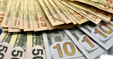 Dólar cai 0,75% e fecha a R$ 5,42, menor patamar desde agosto