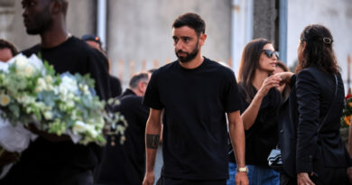 Portugueses do Manchester United prestam homenagem a Diogo Jota e seu irmão em Anfield