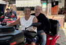 Ney Matogrosso passeia na garupa de Zeca Pagodinho em quadriciclo pelas ruas de Xerém