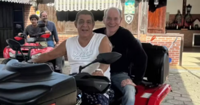 Ney Matogrosso passeia na garupa de Zeca Pagodinho em quadriciclo pelas ruas de Xerém