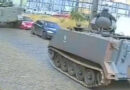 Tanque do Exército anda na contramão e passa por cima de carro estacionado