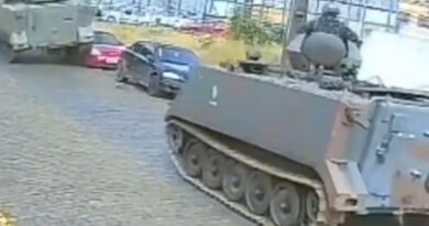 Tanque do Exército anda na contramão e passa por cima de carro estacionado